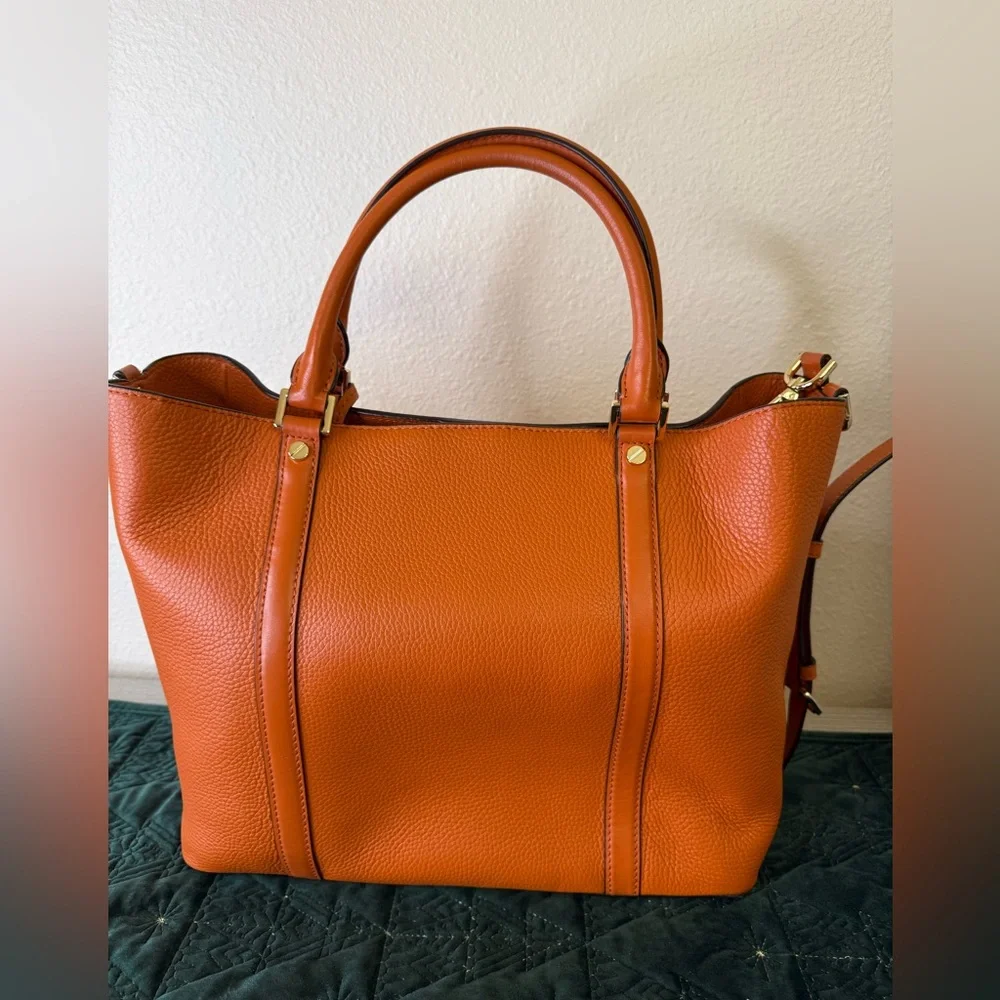 BARELY USED ….. MICHAEL KORS JET SET ORANGE MEDIUM TOTE w/DUST BAG - Picture 3 of 8